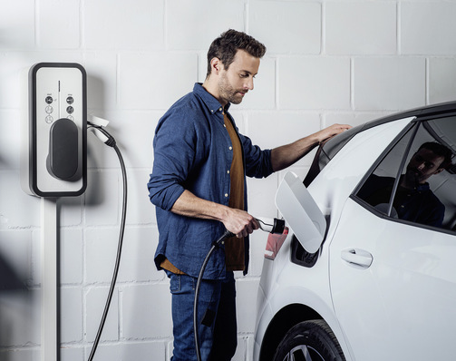 Die neue Wallbox erlaubt es, das E-Fahrzeug mit Sonnenstrom vom eigenen Dach zu laden.