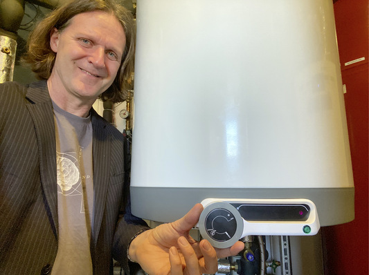 Professor Timo Leukefeld mit dem neuen Autarkie-Boiler.
