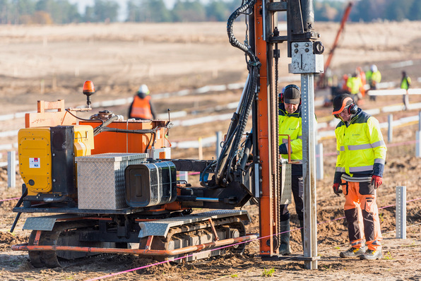 Rammarbeiten für die Pfähle am Solarpark Klettwitz.