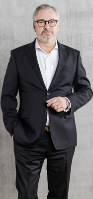 Detlef Neuhaus  wurde im September 2010 in den Vorstand der Solarwatt AG berufen. Seit der Umwandlung in eine GmbH im Januar 2013 ist er geschäftsführender Gesellschafter und CEO der Solarwatt GmbH. Er verantwortet Vertrieb, Marketing und Produktmanagement. Neuhaus wurde 1965 in Hagen geboren und studierte – nach einer technischen Lehre – Maschinenbau an der Fachhochschule Hagen/Iserlohn. Seine berufliche Laufbahn begann er bei der Rehau AG. Nach dem Wechsel zur Vaillant Group übernahm er verschiedene Positionen im Management. Vor seinem Eintritt bei Solarwatt verantwortete er Vertrieb und Marketing der Viessmann Gruppe.