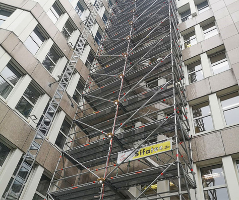 Treppenturm am Fachgerichtszentrum in Düsseldorf, dessen Dächer saniert wurden.