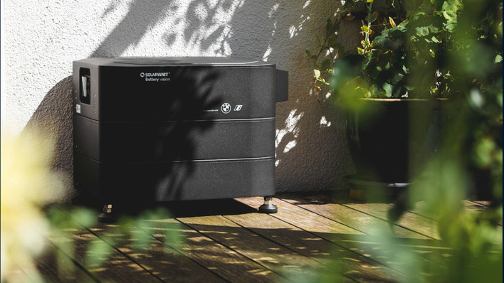 Der neue Speicher im BMW-Design ist modular aufgebaut. Er löst das bisherige Gerät von Solarwatt ab.