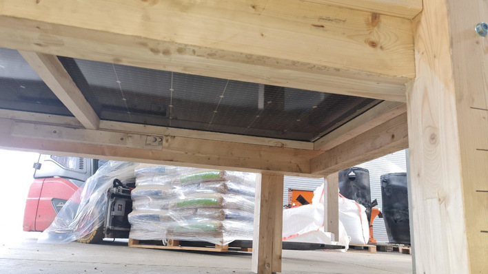 Jedes Modul wurde auf einen eigens angefertigten Tisch gespannt und mit jeder Menge Säcken voller Holzpellets belastet.