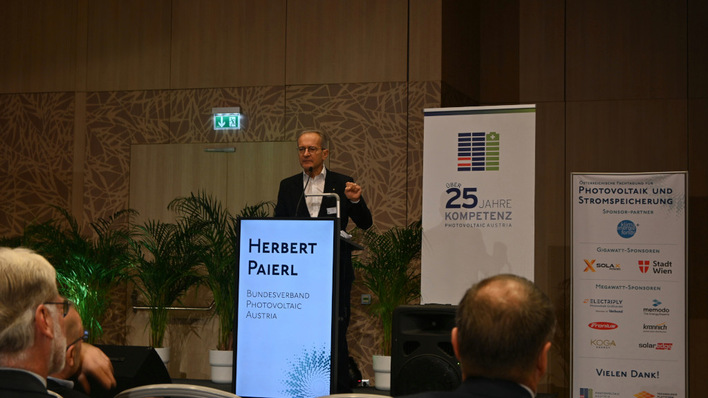 Herbert Paierl, Präsident von PV Austria, präsentiert die aktuellen Zubauzahlen auf der diesjährigen Herbstkonferenz in Wien.