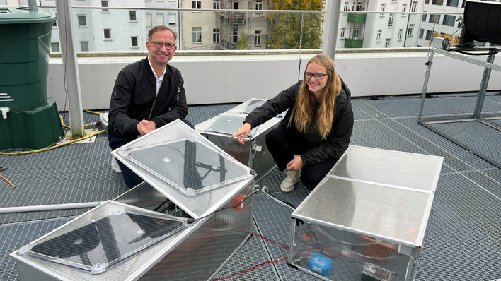 Laura Ruminger und Professor Mathias Rudolph errichten den Versuchsstand auf der Dachterrasse der HTWK in Leipzig.