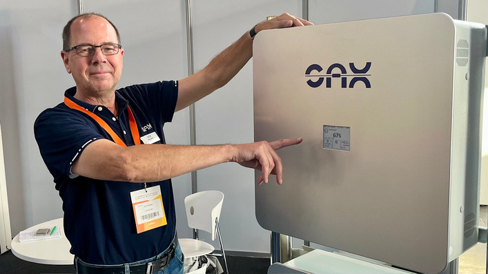 Alex Bahn von SAX Power mit dem neuen AC-Speicher.