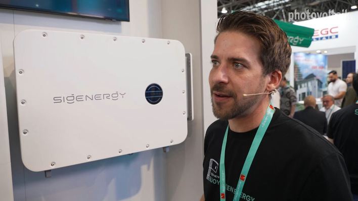 Vertriebsexperte Sebastian Feges stellt den neuen Gewerbespeicher vor.