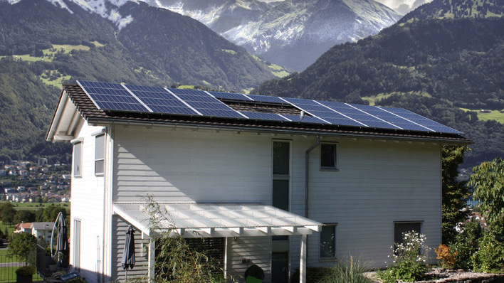 In Österreich sind Solaranlagen mit einer Leistung von 35 Kilowatt von der Mehrwertsteuer befreit. Diese unbürokratische Förderung wird gut angenommen.