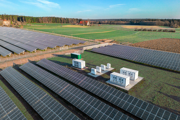 Künftig braucht es immer mehr Großspeicher bei Solaranlagen.