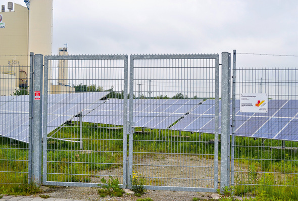 Der Weg zur Beute ist versperrt. An Photovoltaikzäune stellen Versicherungen und auch die Polizei Anforderungen, damit der Schutz wirklich funktioniert.