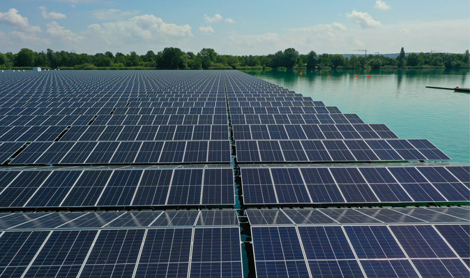 Knapp 26.000 Solarmodule wurden auf dem Philippsee installiert.