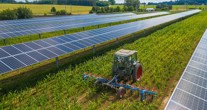 Diese Solarmodule stellen sich senkrecht, wenn der Schlepper das Feld bearbeitet.