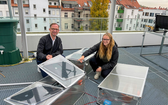 Laura Ruminger und Professor Mathias Rudolph an der Testanlage auf dem Dach der Hochschule.