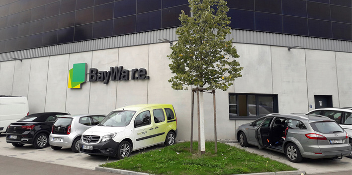 Fassadenanlage an der neuen Halle von Baywa r.e. in Tübingen. Die Module stammen von Meyer Burger.