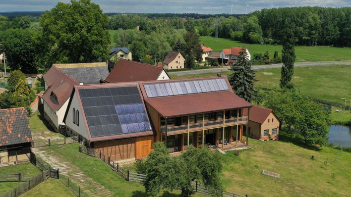 Dieser Scheune wurde nachhaltig mit Solartechnik modernisiert.