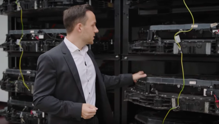 Merlin Frank von der RWTH Aachen hat am Projekt Fluxlicon mitgearbeitet. Hier ein solcher Speicher im Praxistest.