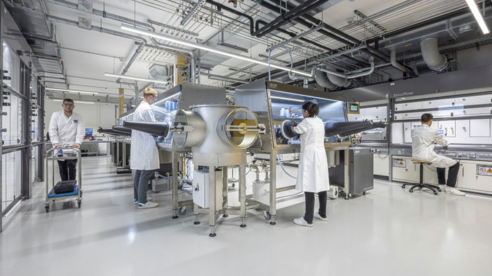 Im Zentrum für elektrische Energiespeicher können die Forscher und Forscherinnen des Fraunhofer ISE die Weiterentwicklung von Batterien intensivieren.