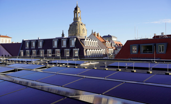 Beinahe unsichtbar schmiegt sich die Anlage sehr flach gegen das Dach.