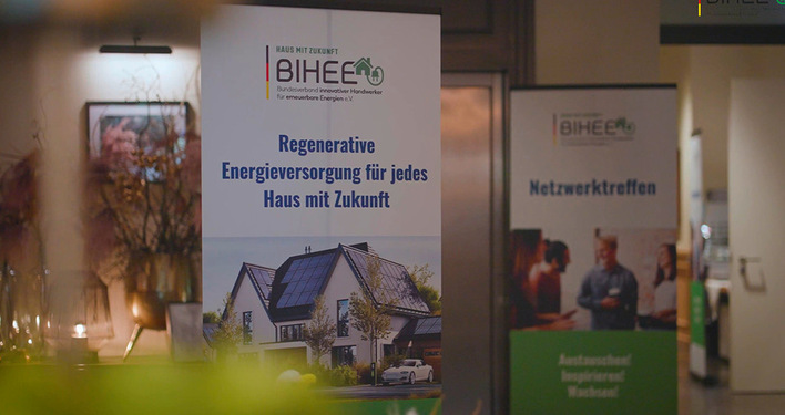 Banner mit deutschem Text werben für Lösungen im Bereich erneuerbare Energien und eine Networking-Veranstaltung, auf der ein Haus mit Solarmodulen zu sehen ist. - © Foto: BIHEE