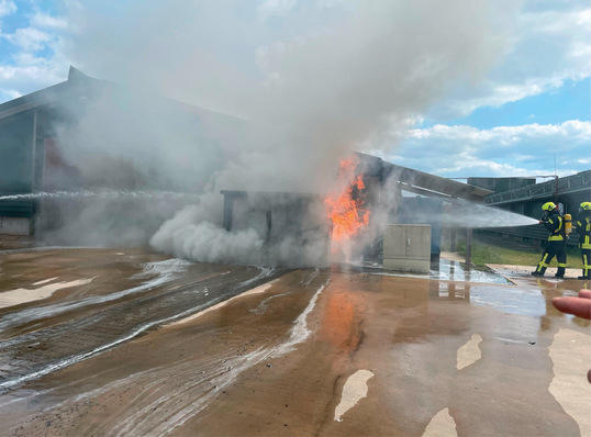 Überhitzte Trafos können in Brand geraten und erhebliche Ausfälle verursachen. Solche Schäden sind speziell abzusichern.
