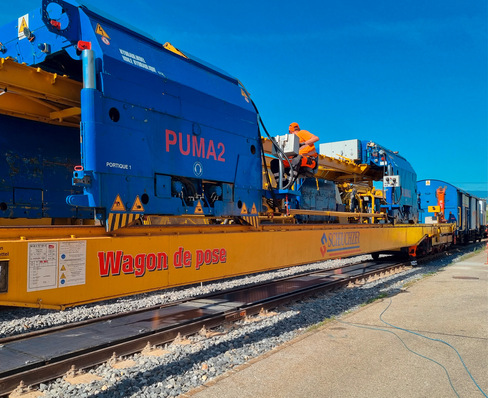 Die Maschine verlegt automatisch Module ins Gleisbett.