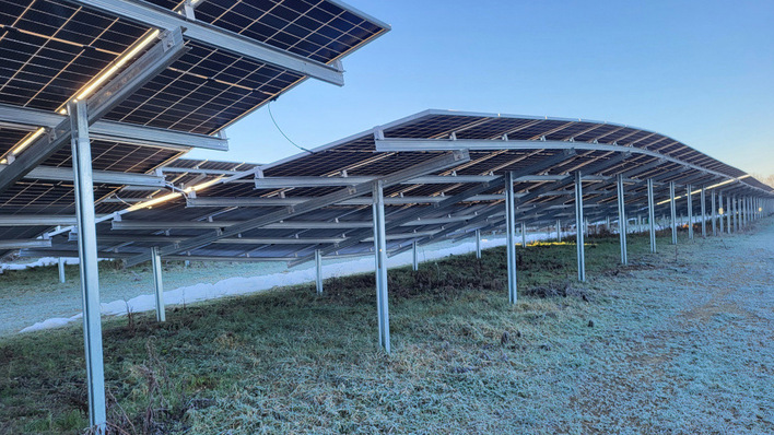 Der Regen hat den Boden aufgeweicht und der schwere Schnee hat im Anschluss die Solaranlage einsinken lassen.