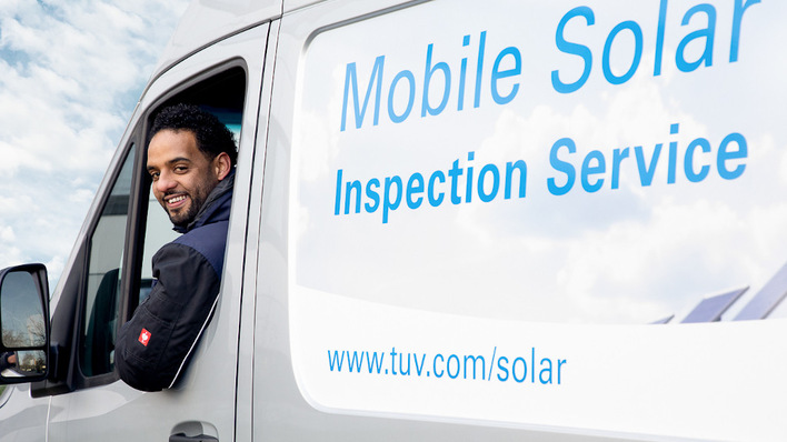 TÜV-Experte Hamza Maaroufi prüft die Installationen auf Herz und Nieren.