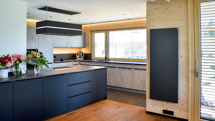 IR-Heizungen brauchen keine Heizkörper, keine Verrohrung oder Pumpen. Die Platten lassen sich faktisch überall installieren.