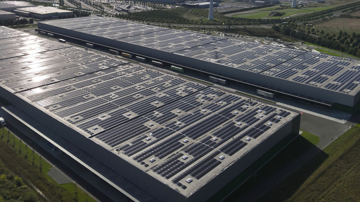 Zwei Dächer eines Hallenkomplexes wurden mit Solartechnik ausgestattet.