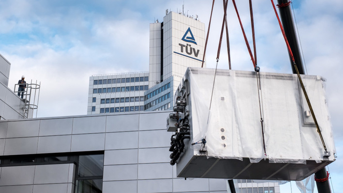 Die neue Klimakammer schwebt auf dem TÜV-Campus ein.