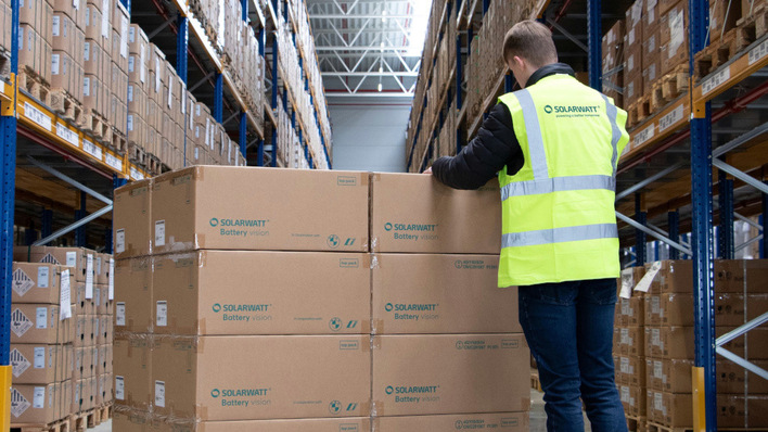 Die ersten Speichersysteme wurden aus dem Lager in Radeberg versandt.