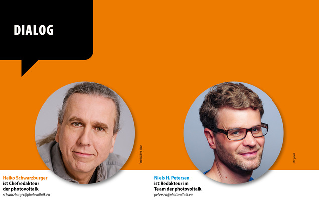 Zwei Männer mit Text: „DIALOG“. Einer hat lange Haare, der andere trägt eine Brille. Orangefarbener Hintergrund mit Kontaktdaten.