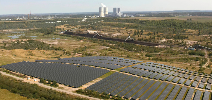 Solarparks werden mittlerweile überall ­errichtet, wie hier südlich von Leipzig auf einem ehemaligen Tagebau.