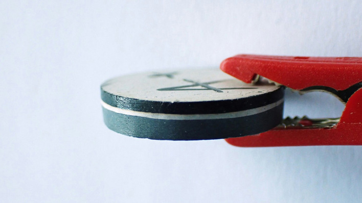 So sieht eine Feststoffbatteriezelle aus, die im Fraunhofer IPA entstanden ist.