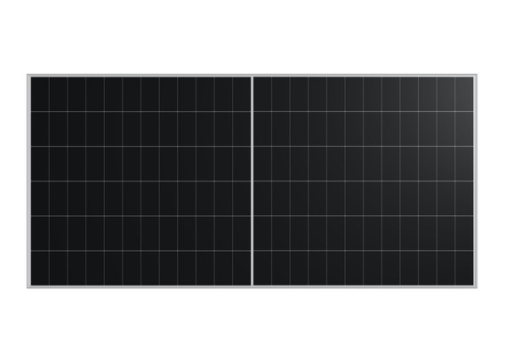 Ein rechteckiges, schwarzes Solarpanel mit Gitterlinien vor einem weißen Hintergrund. - © Longi