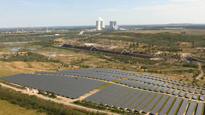 Dieser Solarpark südlich von Leipzig entstand auf einer Fläche des früheren Kohlebergbaus.