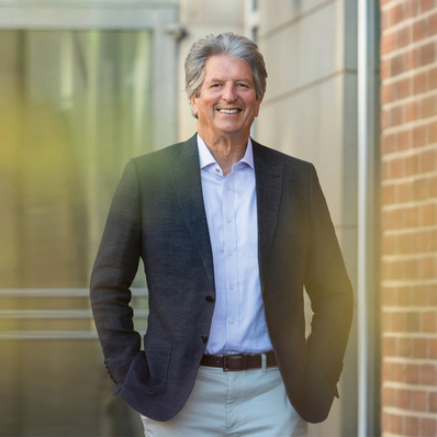 Martin Green ist Professor für Solartechnik an der University of New South Wales (UNSW) in Australien. Er befasst sich schon seit seinem Studium mit der ­Photovoltaik und initiierte bereits 1974 an der UNSW eine Gruppe, die sich mit der Entwicklung ­kommerzieller Solarzellen beschäftigte. Im Laufe seiner wissenschaftlichen Karriere hat er mehrere Zell- und Modultechnologien entwickelt.