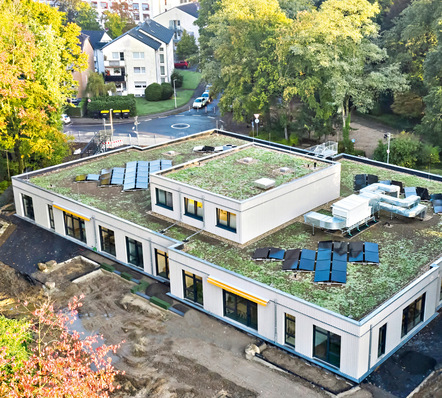 Das Gebäude wurde in Holz­bauweise errichtet und mit nichtbrennbarer Steinwolle von Rockwool gedämmt. Die ­Photovoltaikanlage auf dem Dach ­versorgt die Einrichtung mit ­eigenem Strom.