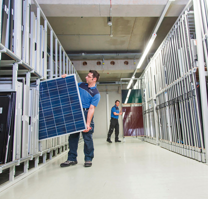 Im Jahr gehen Tausende Solarmodule durch die harten Tests beim TÜV Rheinland.