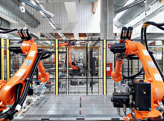 Solarmodule werden heutzutage weitgehend 
automatisiert gefertigt.