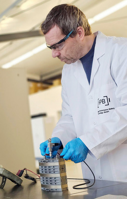 Der Feststoffakku wird kontrolliert.