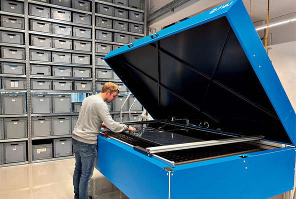 Das MBJ Sunlike Lab ist ein Solarsimulator mit integrierter Messtechnik für Elektrolumineszenz.