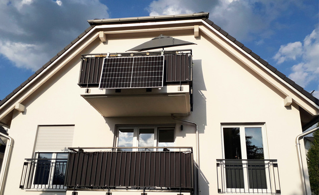 Balkonkraftwerke erfreuen sich wachsender Beliebtheit. Dieses wurde im Nordosten von München installiert.