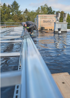 Die Montage der Anlagen auf dem Flachdach ist Präzisionsarbeit.
