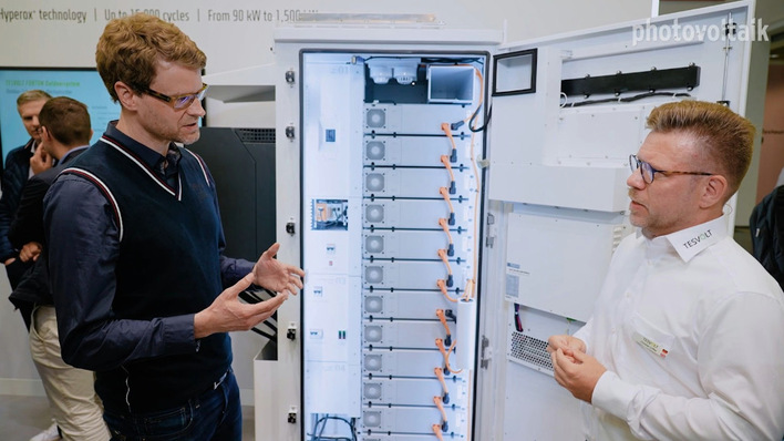 Produktmanager Leonard Friese (rechts) erläutert das innovative Produkt, das neue Funktionen anbietet und sich in kurzer Zeit amortisiert.