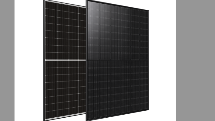 Die Glas-Glas-Module von Winaico wiegen 25 Kilogramm.