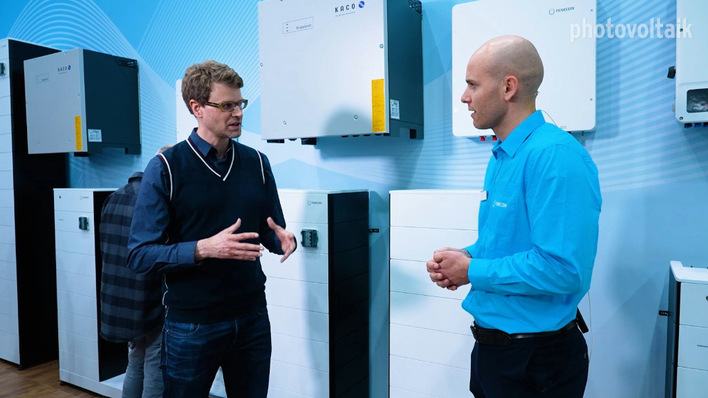 Fabian Thral (rechts) zeigt, was in den Neuheiten von Fenecon steckt.