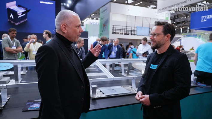 Technikchef Christian Ganahl (rechts) erklärt die Neuheiten von Aerocompact.