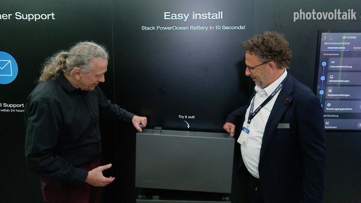 Peter Gutendorf (rechts) erklärt den stapelbaren Speicher von Ecoflow.