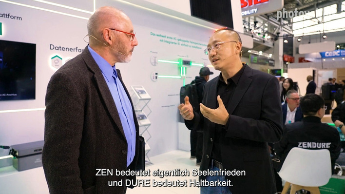 CEO Bryan Liu (rechts) nahm sich die Zeit, uns die Neuheiten von Zendure zu präsentieren.